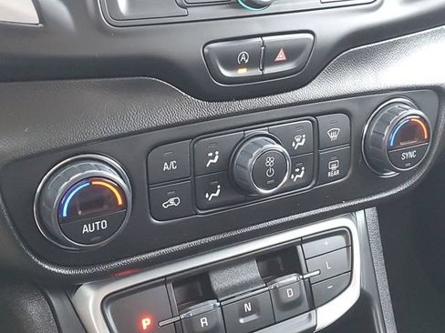 Certified 2022 GMC Terrain SLE w/ Driver Convenience Package FWD image 20