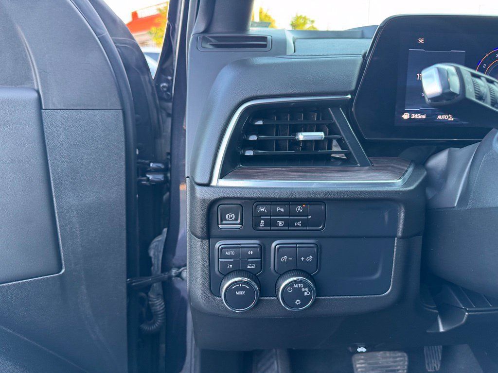 Used 2025 Chevrolet Suburban LT AWD/4WD image 12