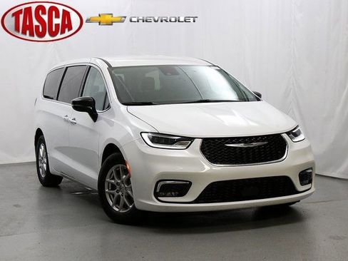 Used 2024 Chrysler Pacifica Touring-L FWD image 1