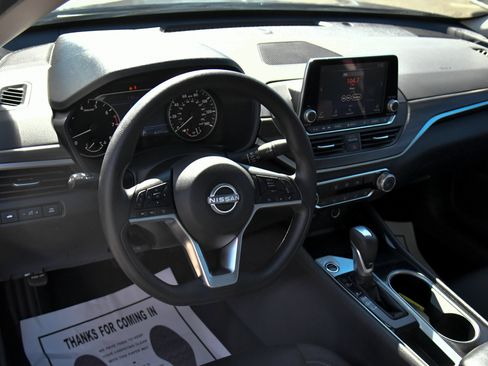 Used 2024 Nissan Altima 2.5 SV FWD image 14