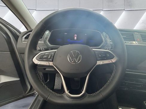 Used 2022 Volkswagen Tiguan SE w/ Panoramic Sunroof Package image 11