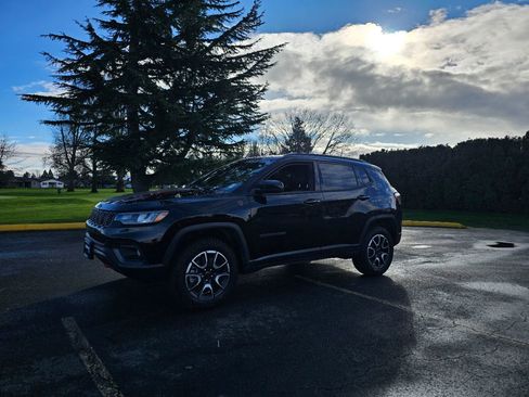 Used 2025 Jeep Compass Trailhawk image 4