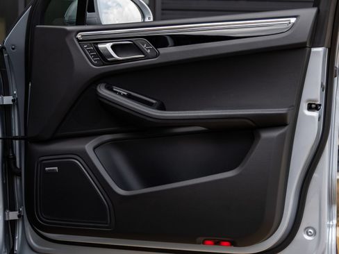 Certified 2026 Porsche Macan AWD/4WD image 42