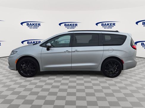 Used 2023 Chrysler Pacifica Touring-L w/ S Appearance Package AWD/4WD image 8