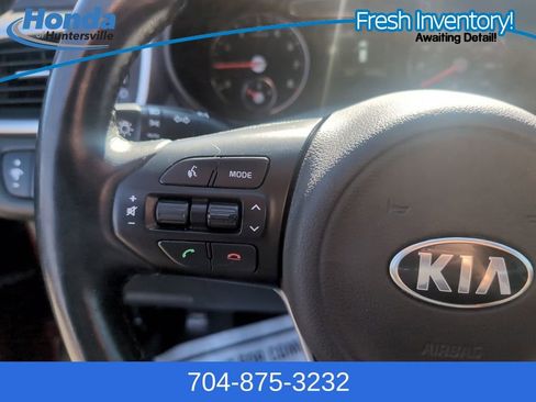Used 2017 Kia Sorento LX w/ LX Convenience Package image 21