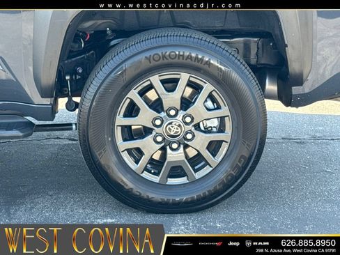 Used 2025 Toyota 4Runner SR5 AWD/4WD image 17