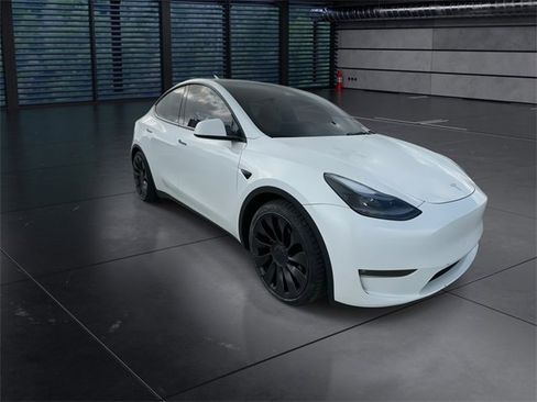 Used 2023 Tesla Model Y Performance image 2