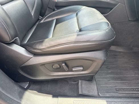Used 2022 Ford Explorer XLT w/ Equipment Group 202A AWD/4WD image 36