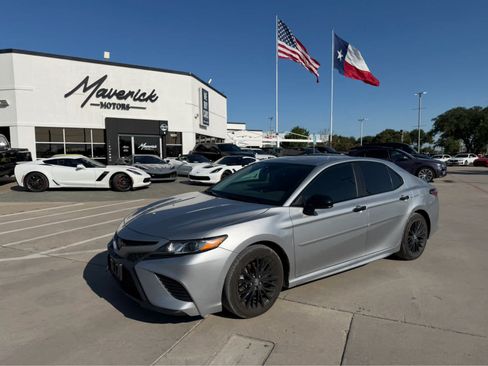 Used 2019 Toyota Camry SE FWD image 1