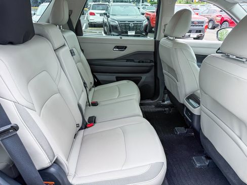 Used 2024 Nissan Pathfinder SL AWD/4WD image 22