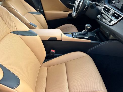 Used 2025 Lexus ES 300h w/ Premium Package image 32