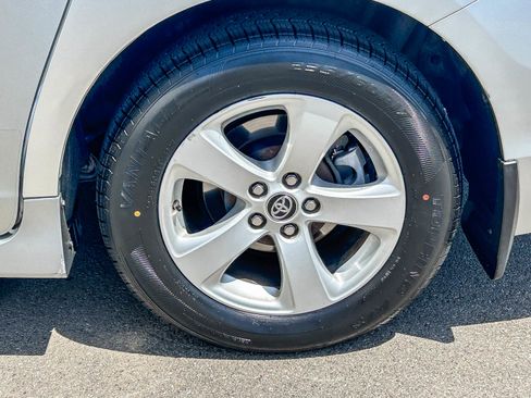 Used 2019 Toyota Sienna LE w/ Carpet Mat Package FWD image 11