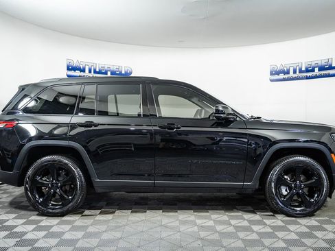 Used 2025 Jeep Grand Cherokee Limited w/ Luxury Tech Group II image 13