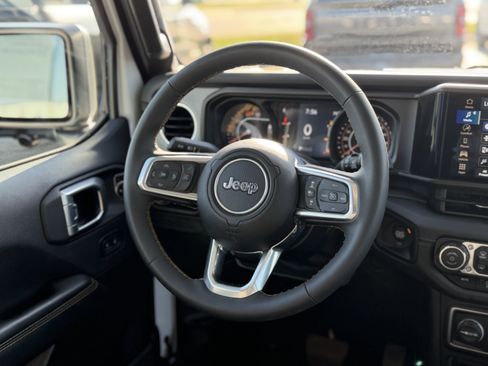 Used 2025 Jeep Wrangler Unlimited Sahara AWD/4WD image 13