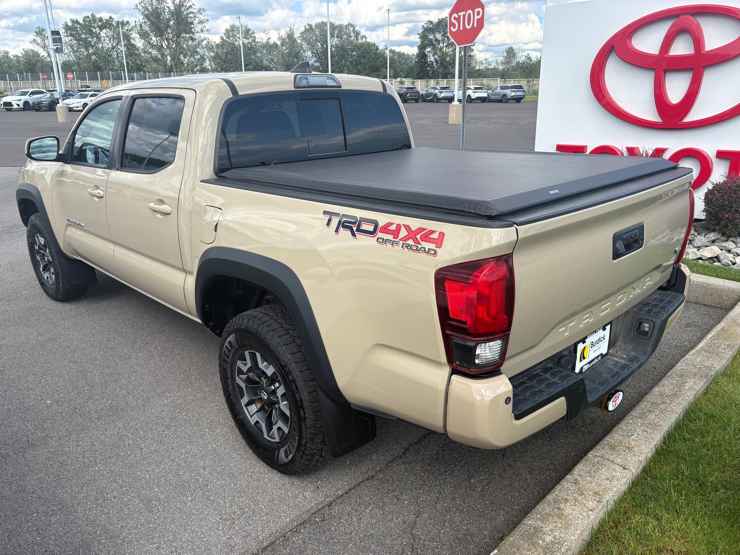 Used 2019 Toyota Tacoma TRD Off-Road w/ Technology Package AWD/4WD image 6