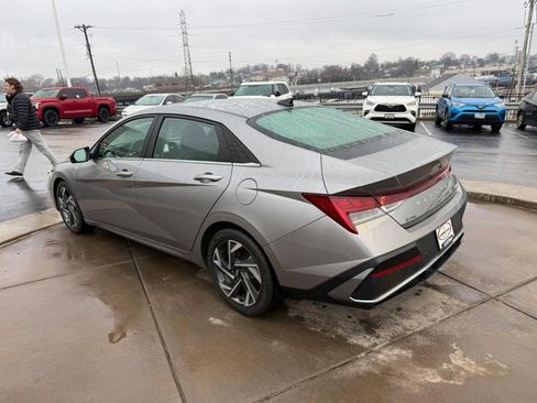 Used 2024 Hyundai Elantra Limited image 9