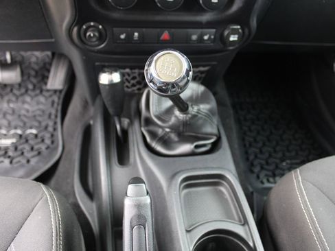 Used 2015 Jeep Wrangler Unlimited Rubicon w/ Connectivity Group image 6