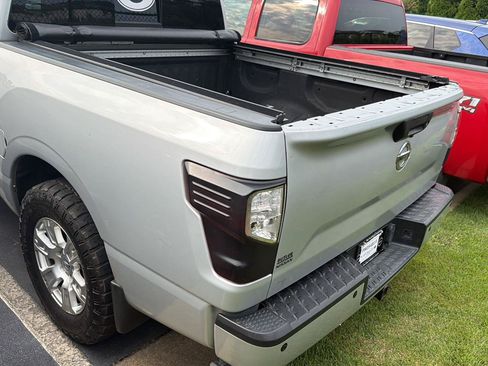 Used 2017 Nissan Titan SV RWD image 9