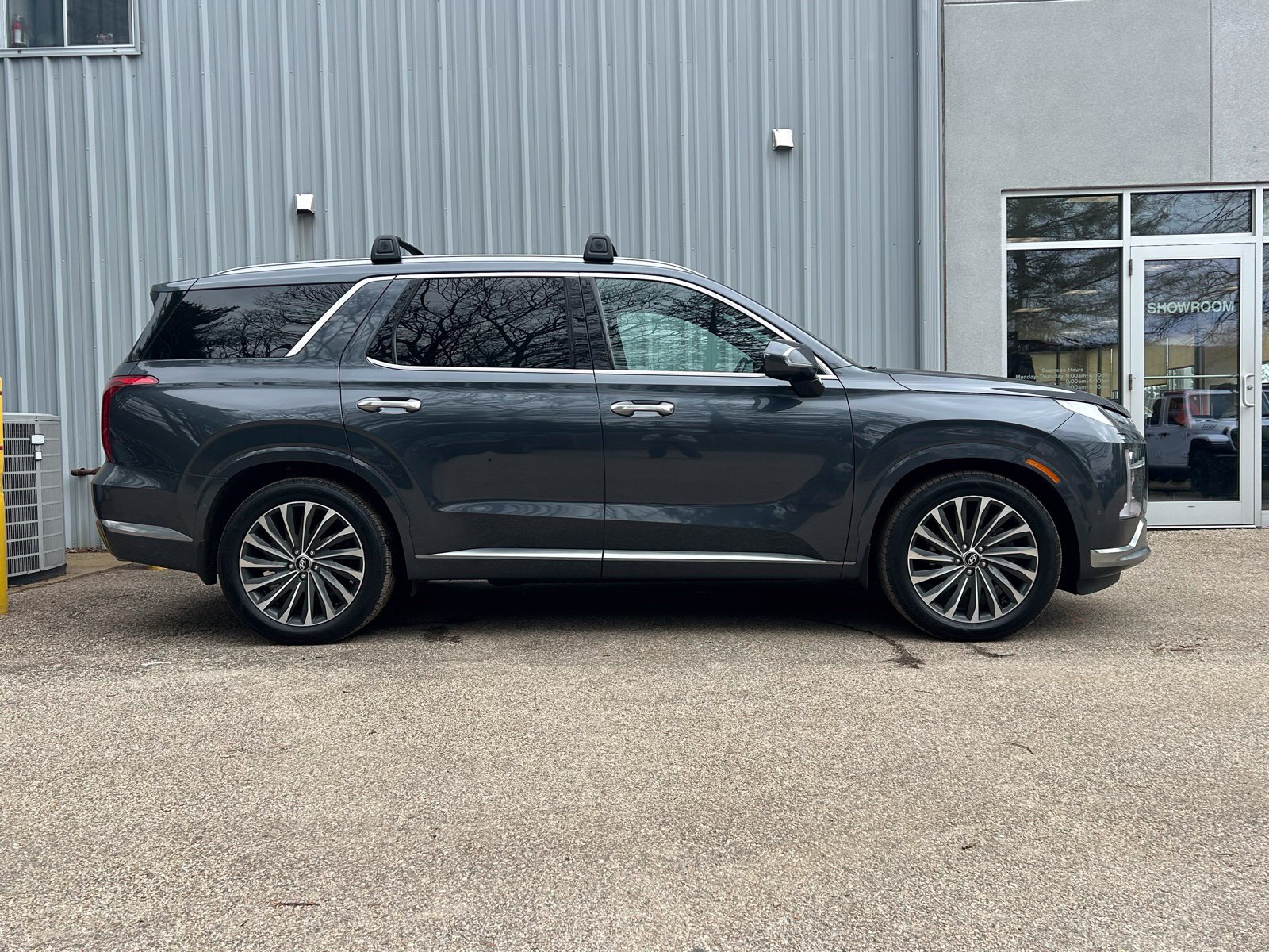Used 2024 Hyundai Palisade Calligraphy AWD/4WD image 3