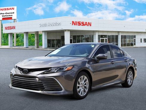 Used 2022 Toyota Camry LE image 2