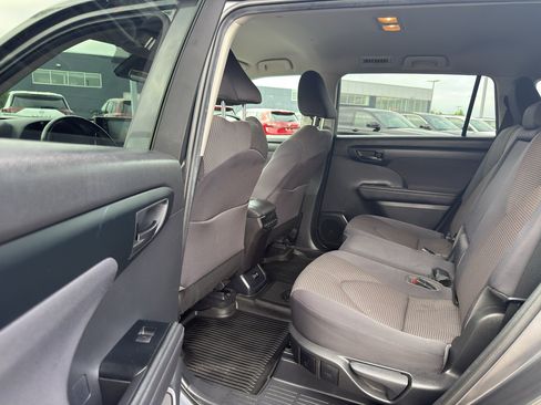 Used 2020 Toyota Highlander LE AWD/4WD image 30