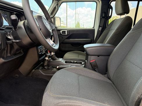 Used 2025 Jeep Wrangler Unlimited Sahara AWD/4WD image 27