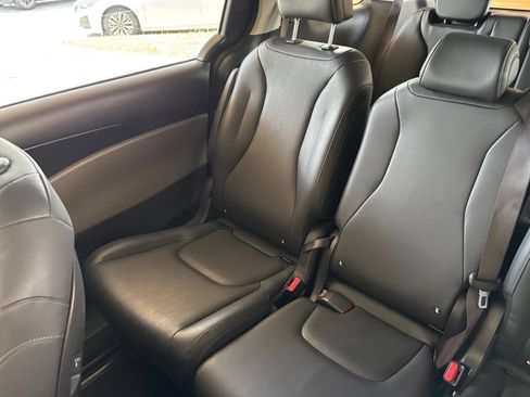 Used 2026 Kia Carnival FWD image 37