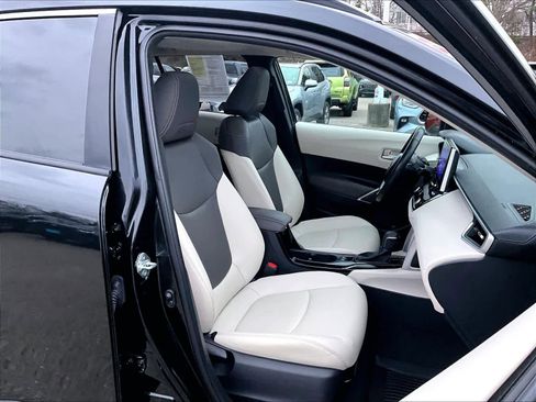 Certified 2023 Toyota Corolla Cross XLE image 11
