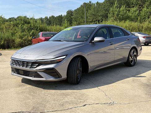 Certified 2025 Hyundai Elantra Limited FWD image 5