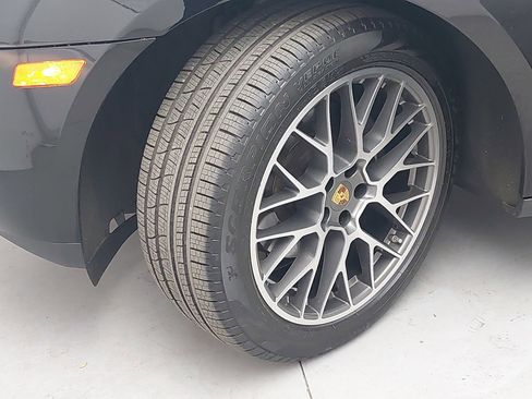 Certified 2018 Porsche Macan image 34