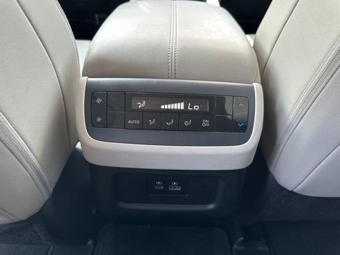 Used 2024 Nissan Pathfinder SL AWD/4WD image 18