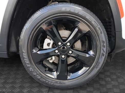 Used 2023 Jeep Grand Cherokee Altitude RWD image 23