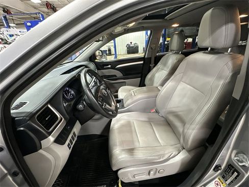 Used 2015 Toyota Highlander XLE image 17
