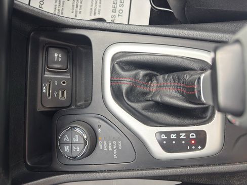 Used 2017 Jeep Cherokee Trailhawk image 17