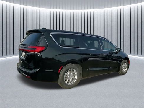 New 2026 Chrysler Pacifica Select image 8