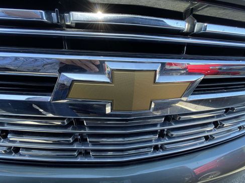 Used 2023 Chevrolet Suburban Premier RWD image 3