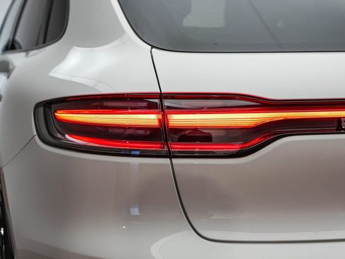 Certified 2025 Porsche Macan image 8