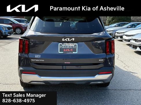 Used 2025 Kia Sorento S w/ Panoramic Sunroof Package image 5