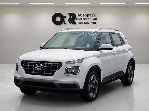 Used 2025 Hyundai Venue SEL FWD image 2