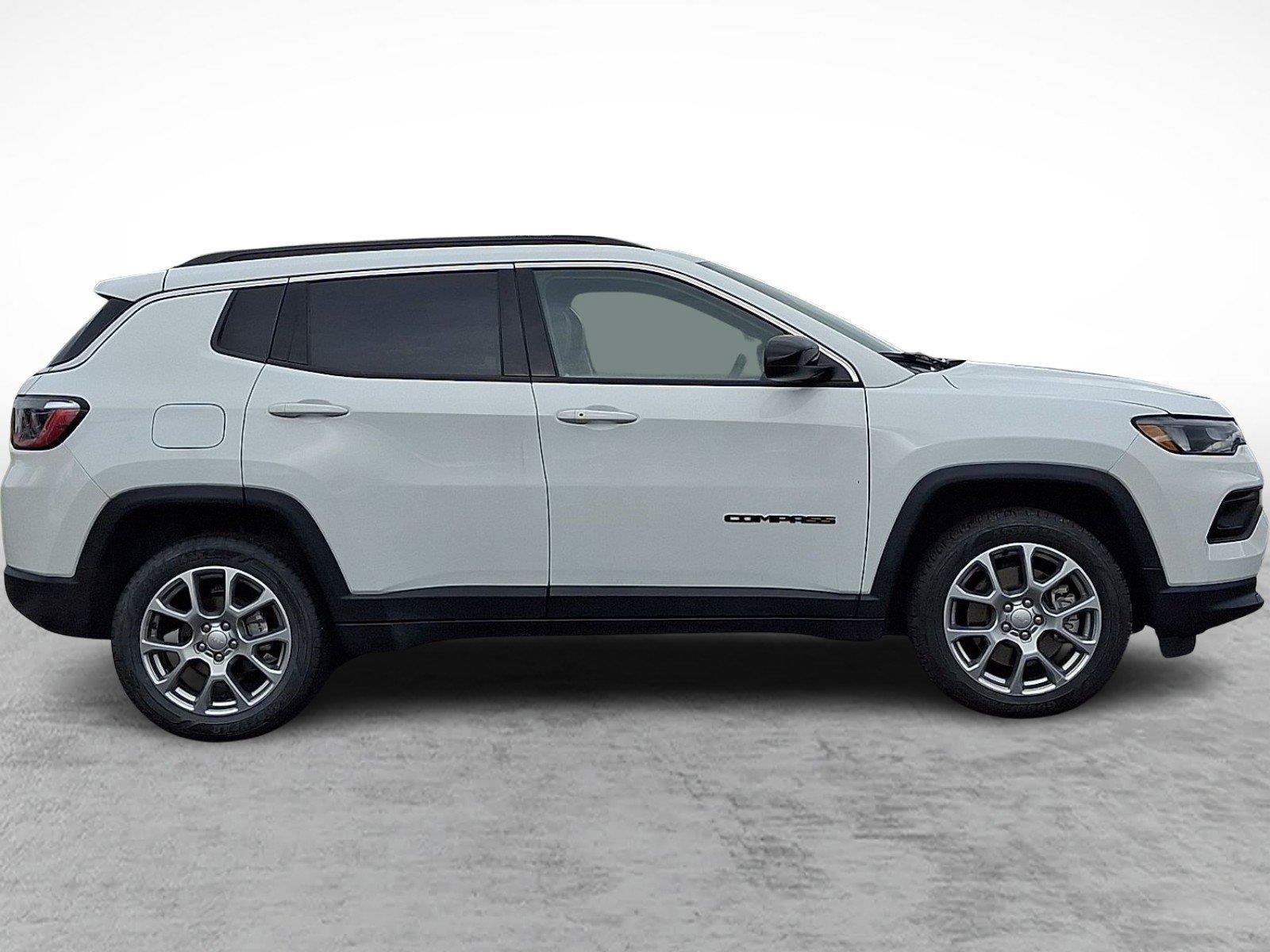 Used 2024 Jeep Compass Latitude AWD/4WD image 7