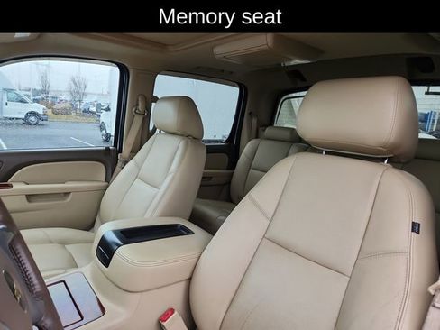 Used 2013 Chevrolet Avalanche LTZ image 21