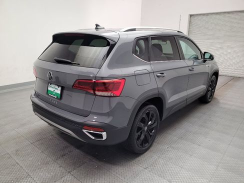 Used 2023 Volkswagen Taos SE w/ Panoramic Sunroof Package FWD image 9