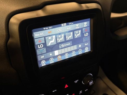 Used 2018 Jeep Renegade Latitude w/ Cold Weather Group image 15