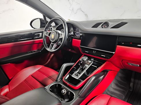 Used 2022 Porsche Cayenne Coupe image 12