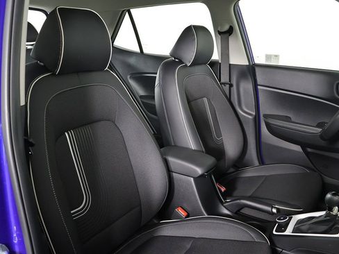 Certified 2025 Hyundai Venue Limited FWD image 27