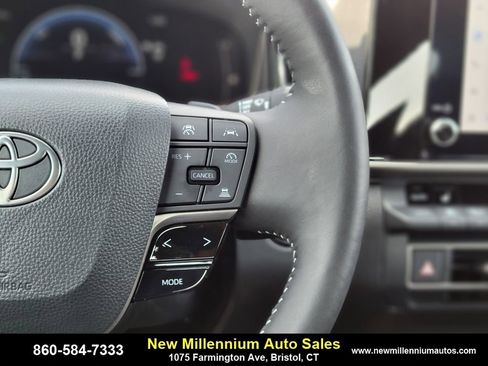 Used 2025 Toyota Camry SE image 30