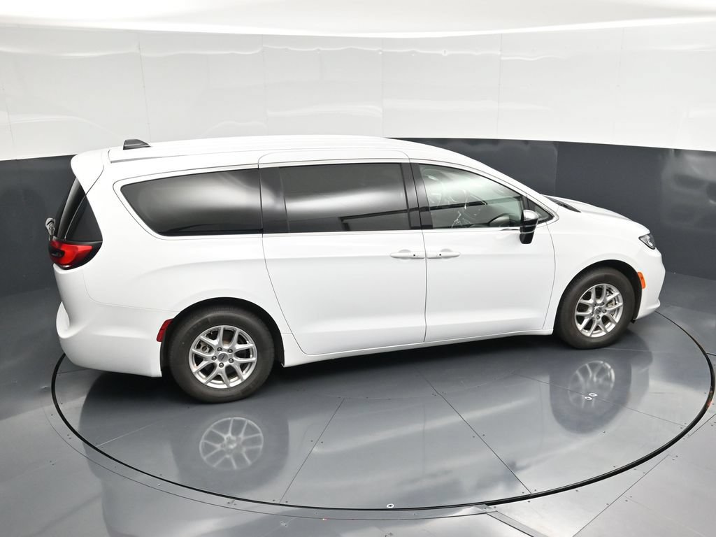 Used 2024 Chrysler Pacifica Touring-L FWD image 37