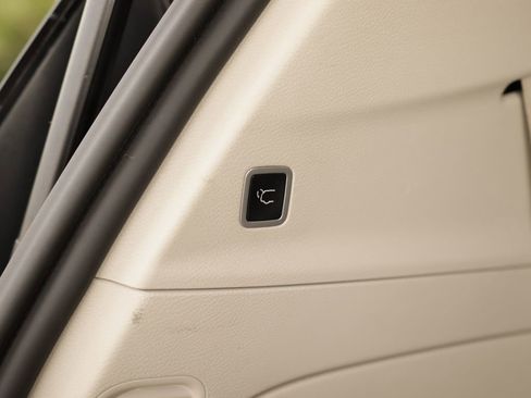 Used 2023 Chrysler Pacifica Touring-L FWD image 33