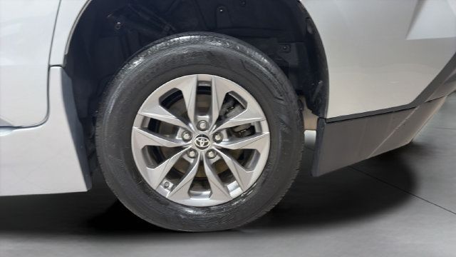 Used 2023 Toyota Sienna XLE FWD image 27
