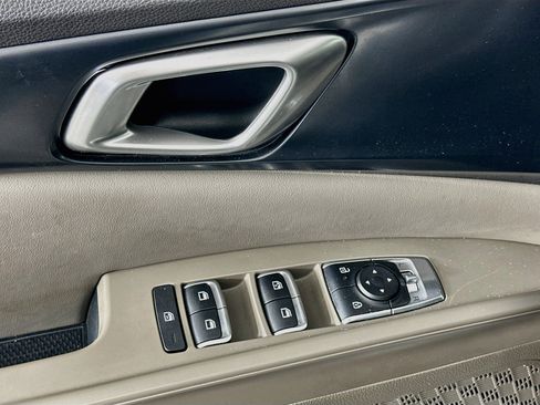 Used 2025 Kia Carnival FWD image 15